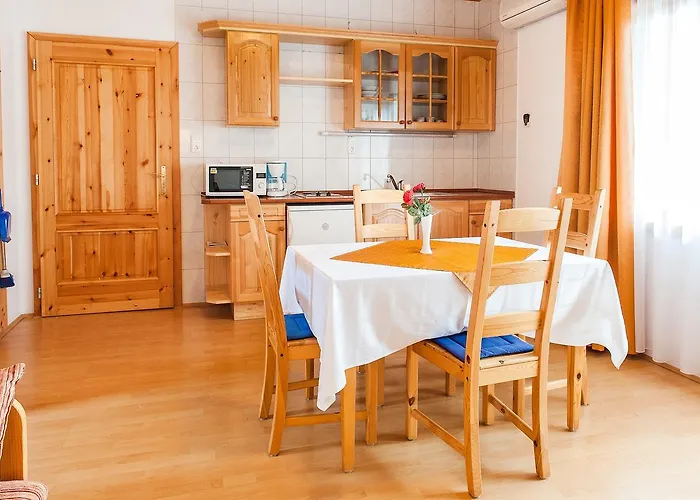 Alina Apartmanhaz شقة *